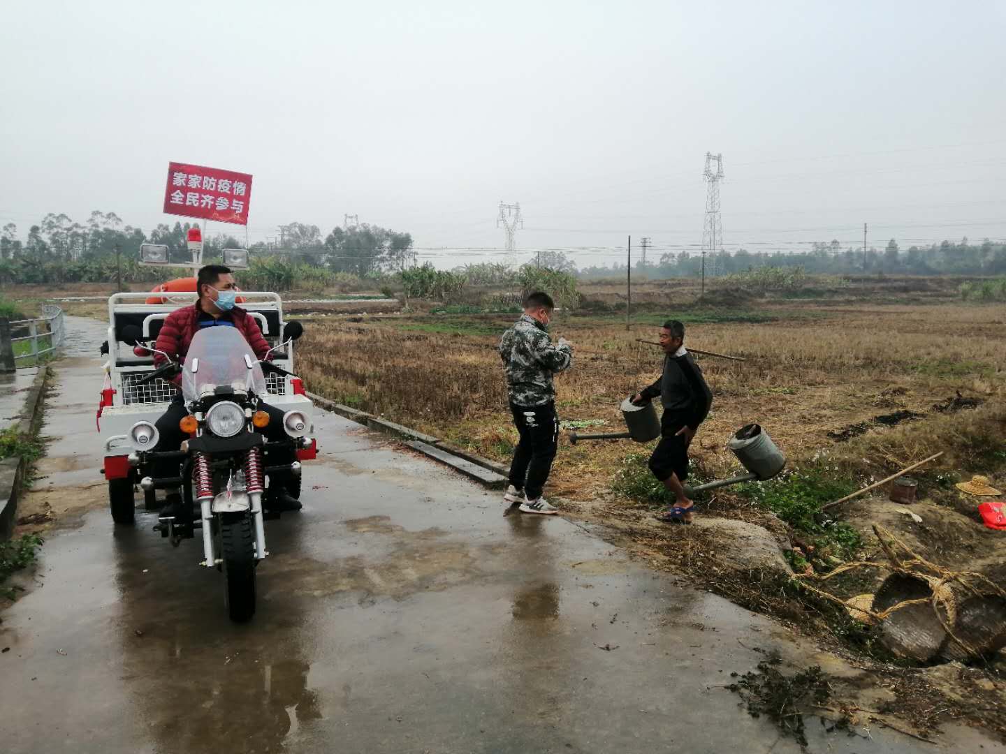 關(guān)寧賜同志駕駛著宣傳車在村中、田頭宣傳防控防護知識.jpg