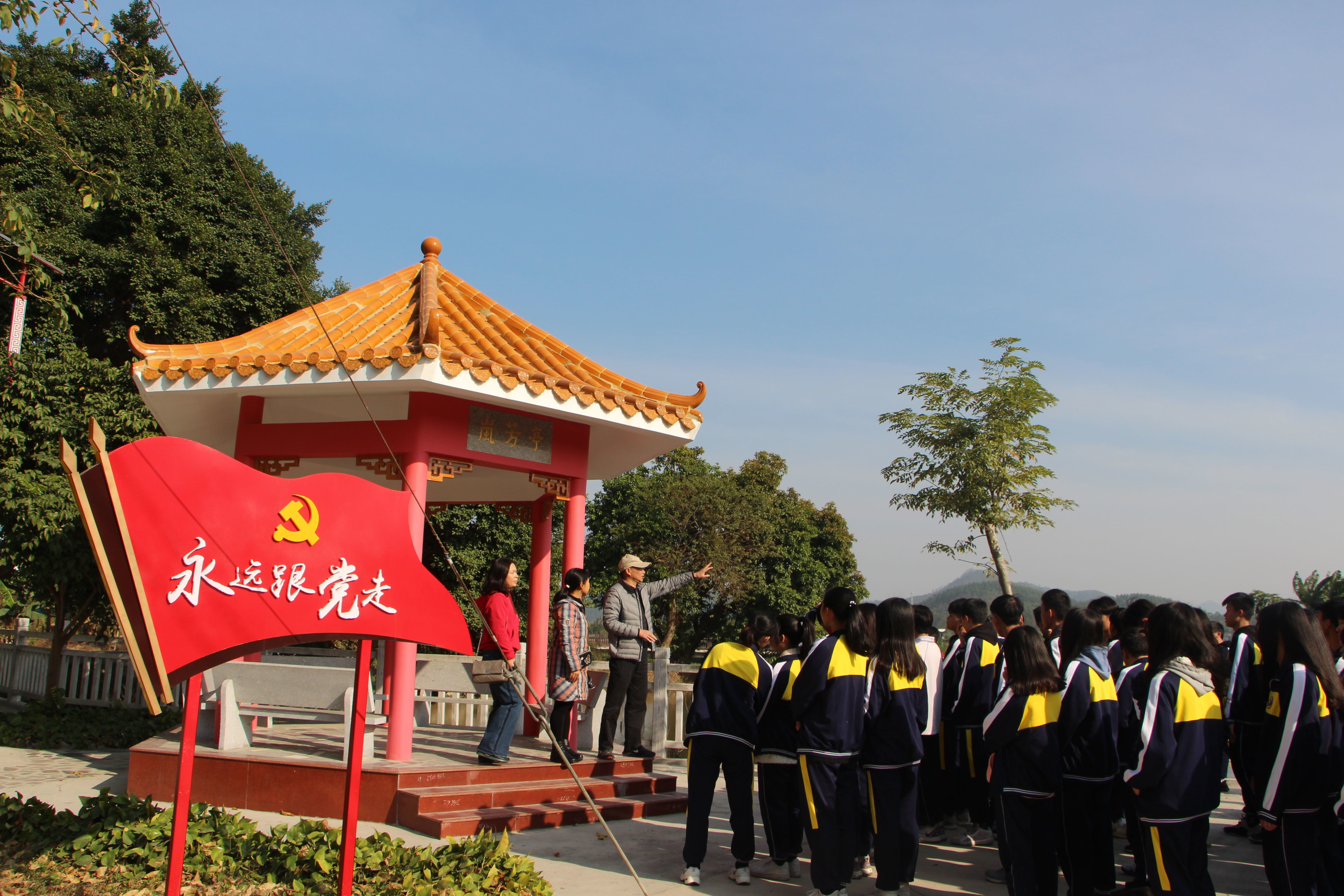 9  與團(tuán)隊(duì)成員一起帶領(lǐng)學(xué)生到鳳鶴灣濕地公園“美麗鄉(xiāng)村”之旅研學(xué)旅行活動(dòng).jpg