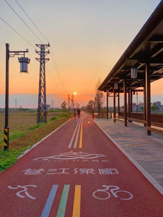 黃昏時(shí)分，人們迎著夕陽(yáng)在蒼江綠廊漫步