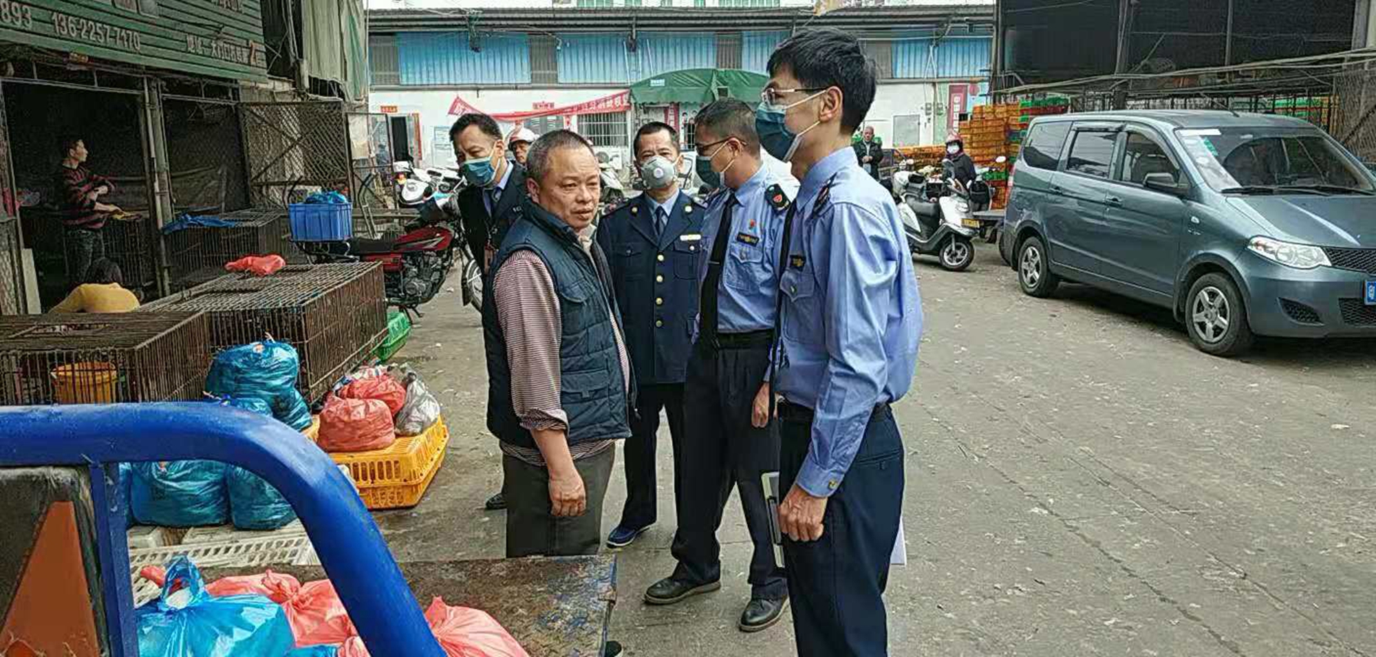 鄺黨組檢查活禽市場(chǎng).jpg