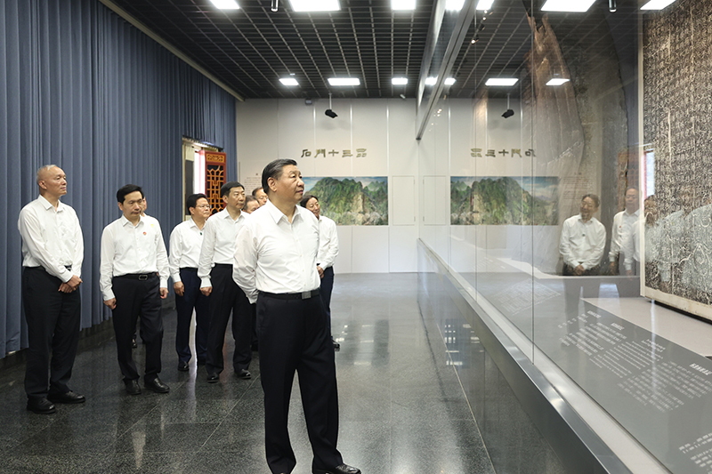 7月29日，中共中央總書記、國家主席、中央軍委主席習(xí)近平在四川考察結(jié)束返京途中，來到陜西省漢中市考察。這是習(xí)近平參觀漢中市博物館有關(guān)歷史文物展陳。