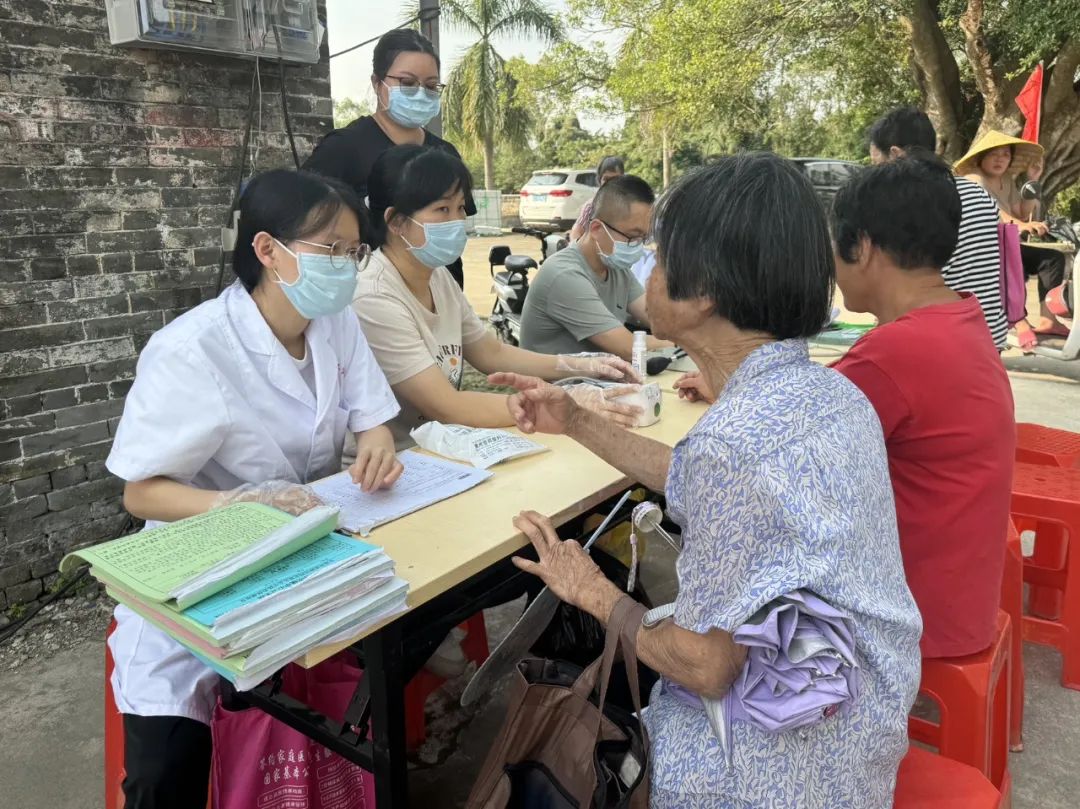 敬老愛老暖重陽！赤坎鎮(zhèn)各村（居）組織開展重陽節(jié)敬老系列活動