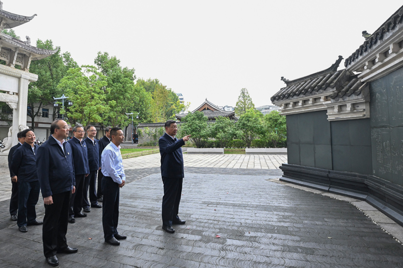 10月17日至18日，中共中央總書記、國家主席、中央軍委主席習近平在安徽考察。這是17日下午，習近平在安慶桐城市六尺巷考察。