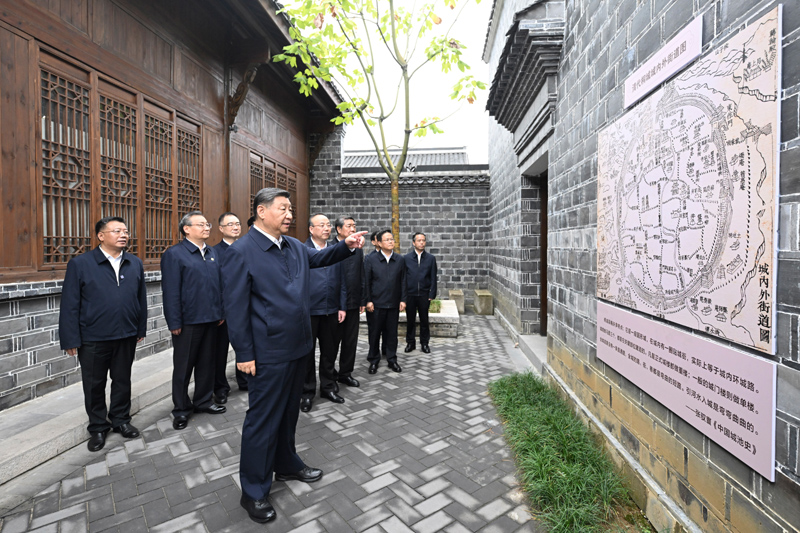 10月17日至18日，中共中央總書記、國家主席、中央軍委主席習近平在安徽考察。這是17日下午，習近平在安慶桐城市六尺巷考察。