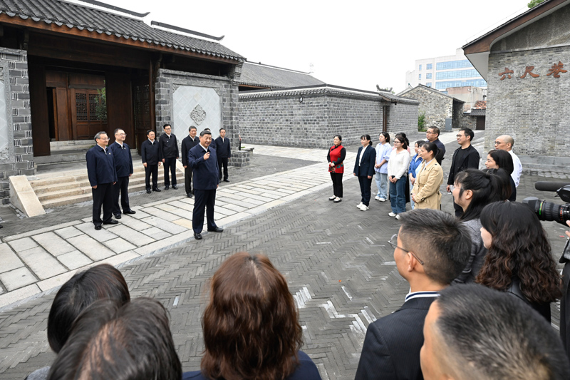 10月17日至18日，中共中央總書記、國家主席、中央軍委主席習近平在安徽考察。這是17日下午，習近平在安慶桐城市六尺巷考察時，同當?shù)鼐用窈陀慰陀H切交流。