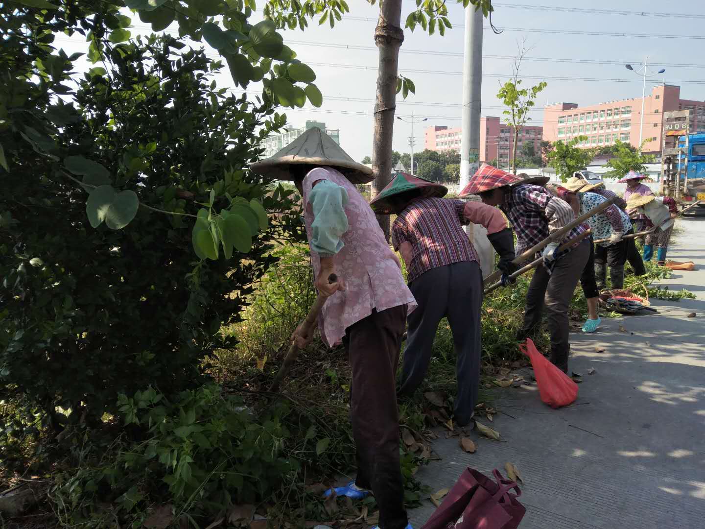 平岡村委會(huì)組織村長(zhǎng)村委清理村道雜草，鉤機(jī)鏟除沿途障礙物.jpg