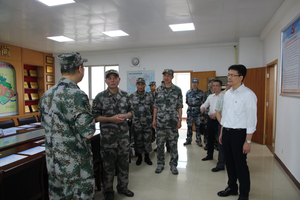 2018年05月08日，省軍區(qū)副政委梁躍嘉少將到長沙街道調(diào)研武裝工作.jpg